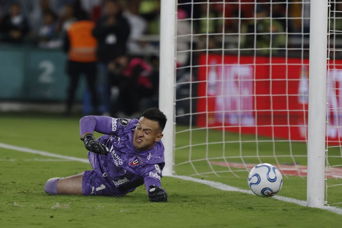 Gonzalo Valle le ataja el penal a Víctor Luis en la definición de Liga de Quito y Mirassol. Foto: API
