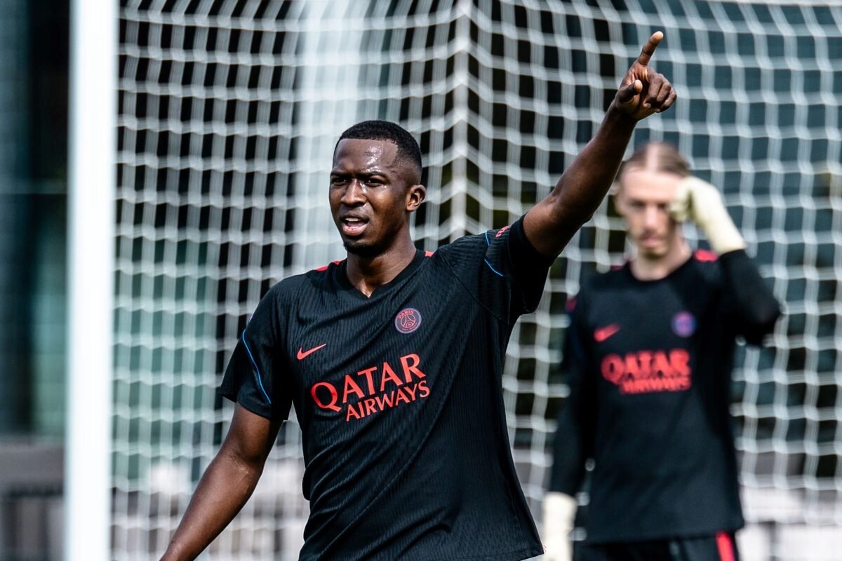 Willian Pacho en un entrenamiento con el PSG. Foto: PSG