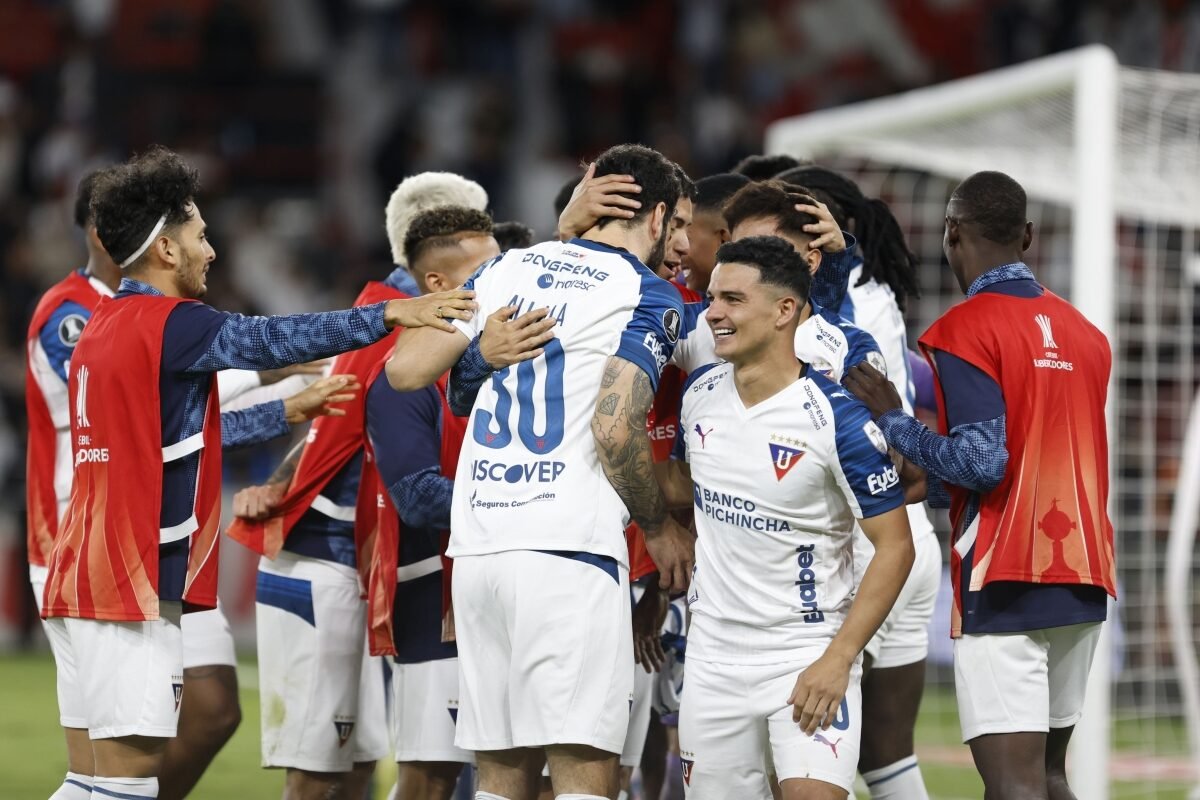 Plantel de Liga de Quito celebra la clasificación ante Mirassol. Foto: API