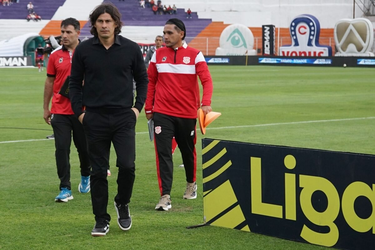 Ismael Blanco en su debut como DT de Técnico Universitario ante Guayaquil City. Foto: API