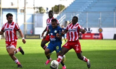 Edwin Mesa, de Técnico Universitario, marca a Danny Luna, de Delfín. Foto: API