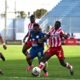 Edwin Mesa, de Técnico Universitario, marca a Danny Luna, de Delfín. Foto: API