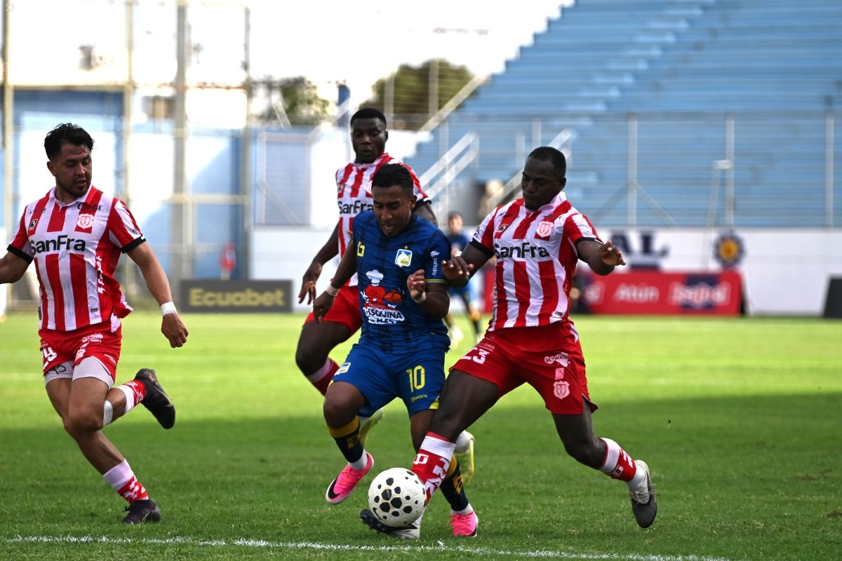 Edwin Mesa, de Técnico Universitario, marca a Danny Luna, de Delfín. Foto: API