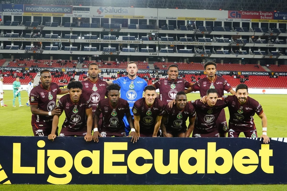 Plantel de Mushuc Runa en el partido ante Liga de Quito. Foto: API