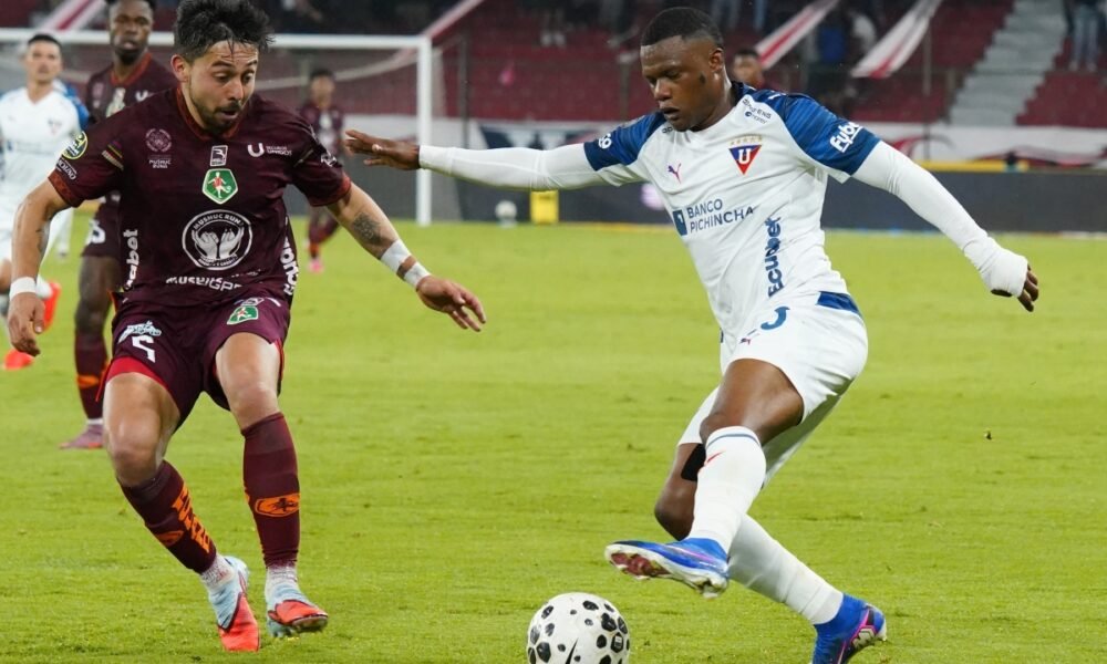 Yerlin Quiñónez, de Liga de Quito, con Nicolás Dávila, de Mushuc Runa. Foto: API