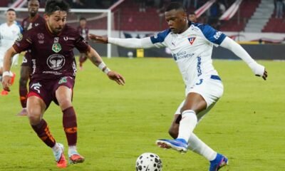 Yerlin Quiñónez, de Liga de Quito, con Nicolás Dávila, de Mushuc Runa. Foto: API