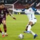 Yerlin Quiñónez, de Liga de Quito, con Nicolás Dávila, de Mushuc Runa. Foto: API