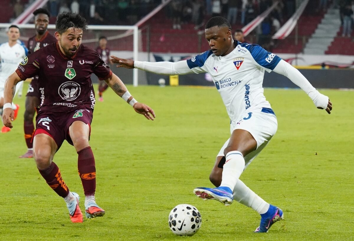 Yerlin Quiñónez, de Liga de Quito, con Nicolás Dávila, de Mushuc Runa. Foto: API