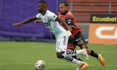 Édison Vega, de Deportivo Cuenca, marca a Dixon Arroyo, de Guayaquil City. Foto: API