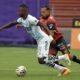 Édison Vega, de Deportivo Cuenca, marca a Dixon Arroyo, de Guayaquil City. Foto: API