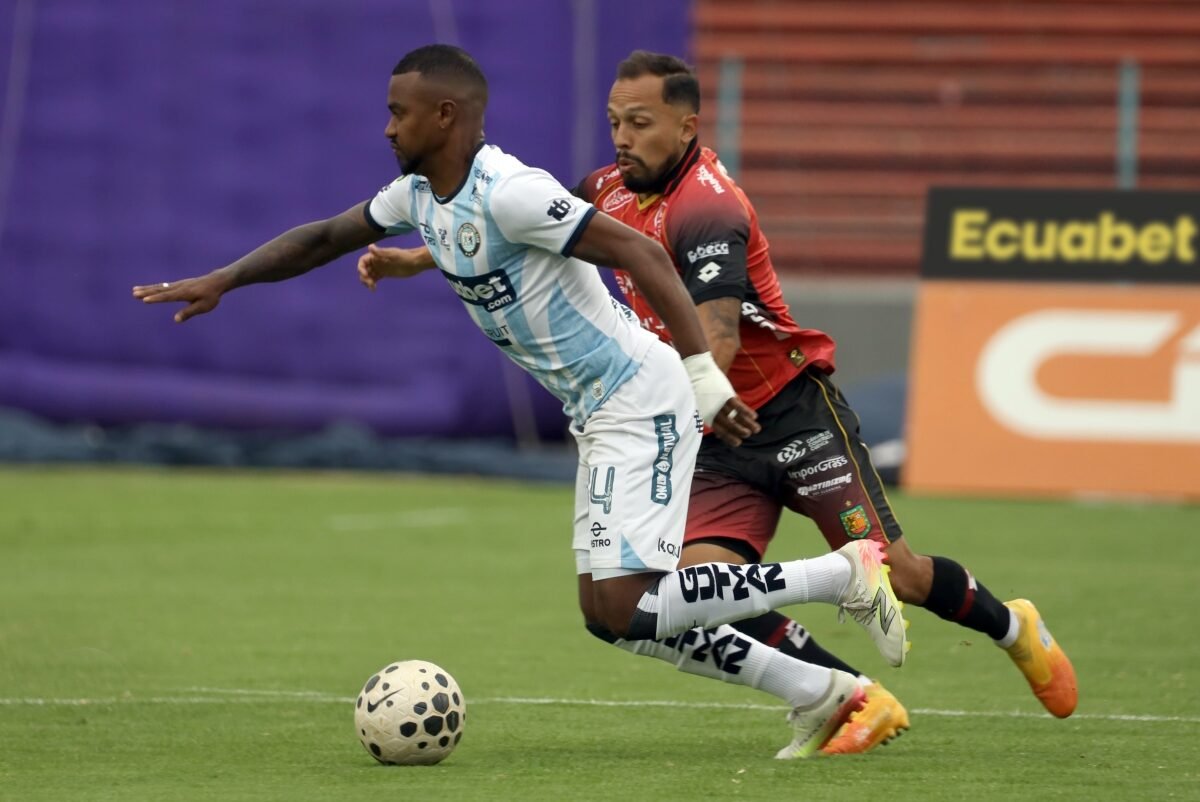 Édison Vega, de Deportivo Cuenca, marca a Dixon Arroyo, de Guayaquil City. Foto: API