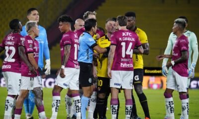 Damián Díaz, de Barcelona SC, discute con Mateo Carabajal, de IDV. Foto: API