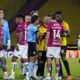 Damián Díaz, de Barcelona SC, discute con Mateo Carabajal, de IDV. Foto: API