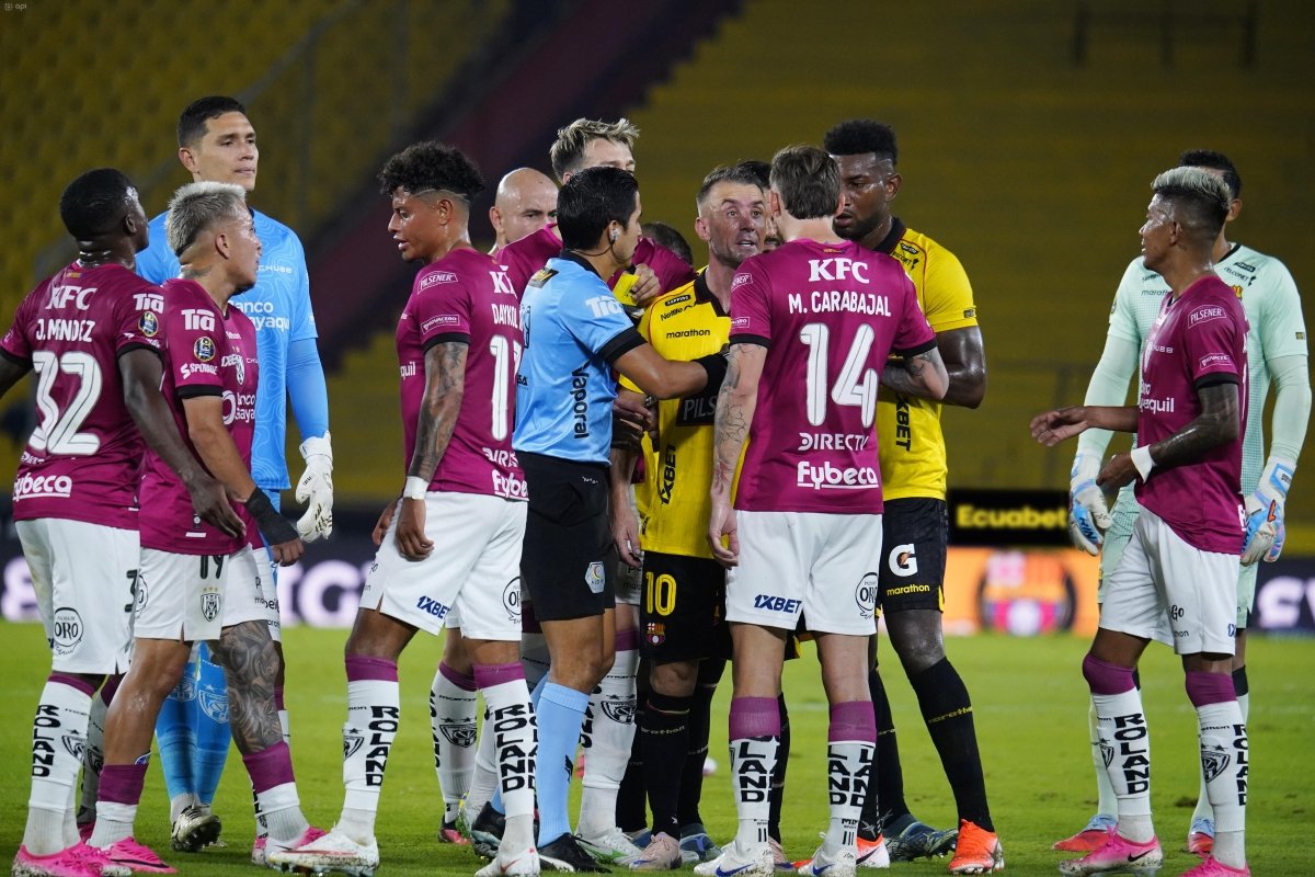 Damián Díaz, de Barcelona SC, discute con Mateo Carabajal, de IDV. Foto: API