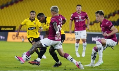 Layan Loor, de IDV, cubre a William Vargas, de Barcelona SC. Foto: API