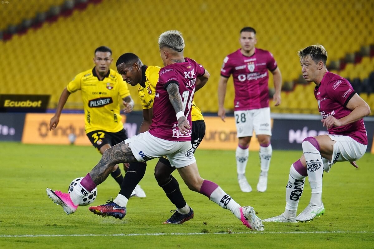 Layan Loor, de IDV, cubre a William Vargas, de Barcelona SC. Foto: API