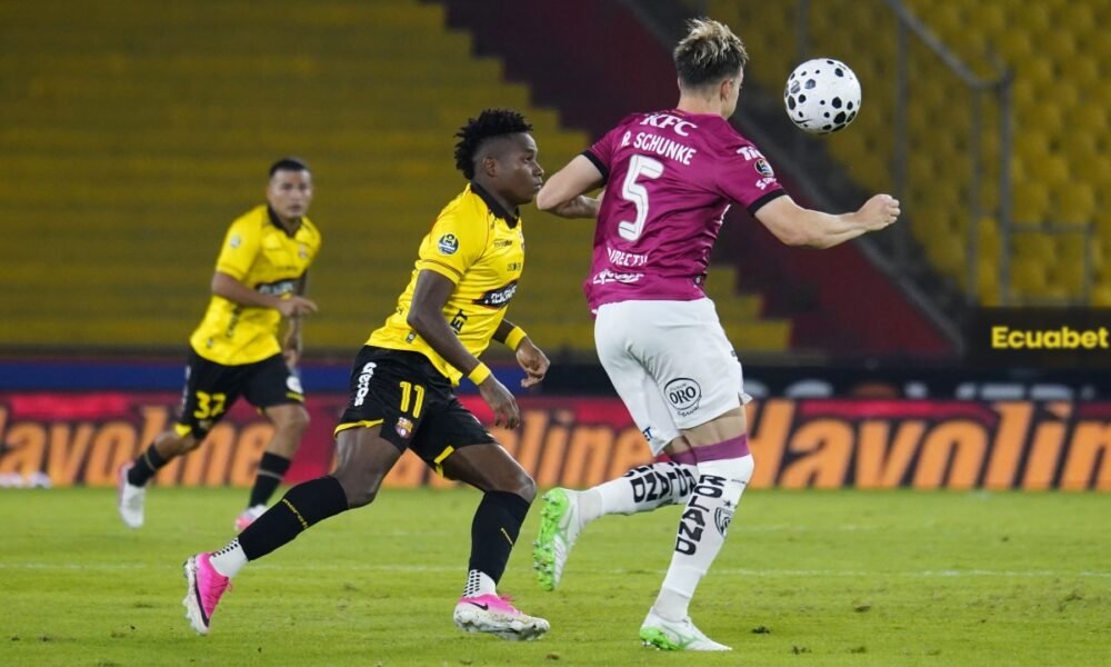 Richard Schunke, de IDV, marca a Tomás Rodríguez, de Barcelona SC. Foto: API