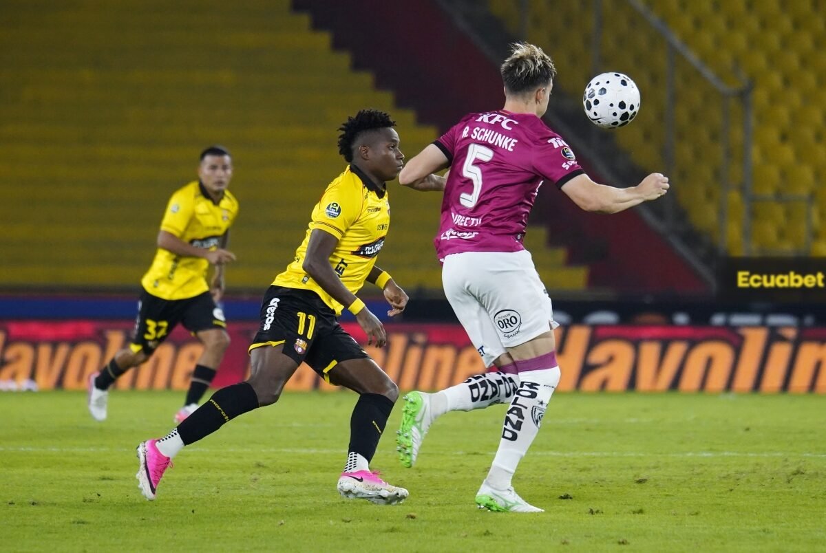 Richard Schunke, de IDV, marca a Tomás Rodríguez, de Barcelona SC. Foto: API