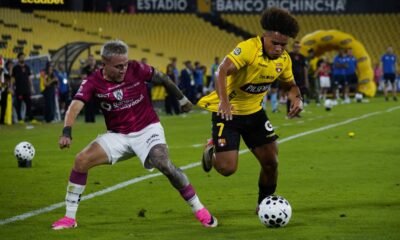 Erick Mendoza, de Barcelona SC, disputa un balón con Layan Loor, de IDV. Foto: API