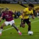 Erick Mendoza, de Barcelona SC, disputa un balón con Layan Loor, de IDV. Foto: API