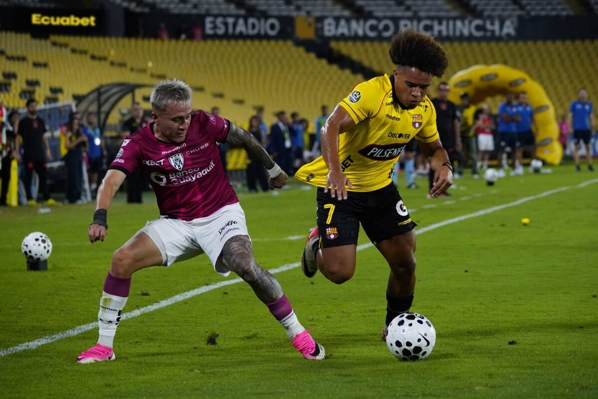Erick Mendoza, de Barcelona SC, disputa un balón con Layan Loor, de IDV. Foto: API