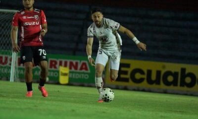 Nicolás Dávila, de Mushuc Runa, conduce el balón. Foto: API