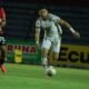Nicolás Dávila, de Mushuc Runa, conduce el balón. Foto: API