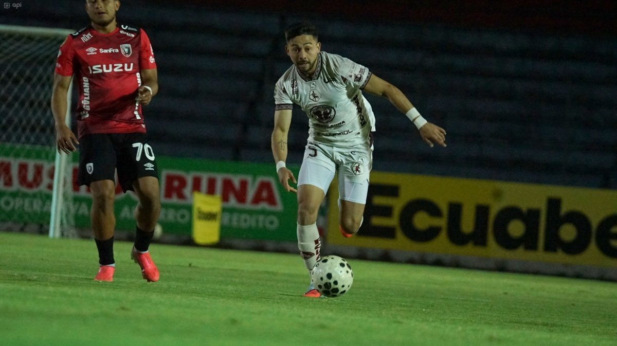 Nicolás Dávila, de Mushuc Runa, conduce el balón. Foto: API