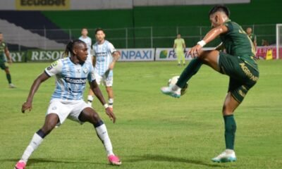 Junior Ayoví, de Guayaquil City, marca a Agustín Herrera, de Orense. Foto: API
