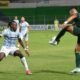 Junior Ayoví, de Guayaquil City, marca a Agustín Herrera, de Orense. Foto: API
