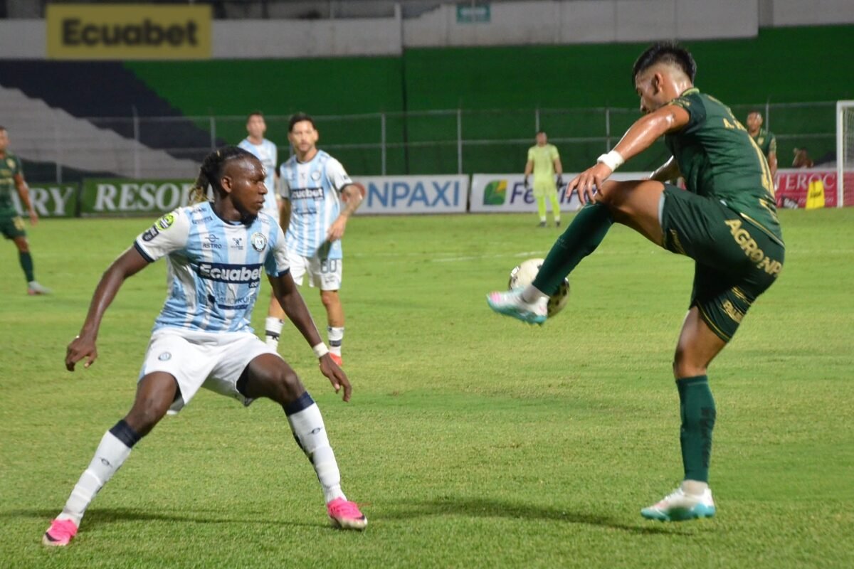 Junior Ayoví, de Guayaquil City, marca a Agustín Herrera, de Orense. Foto: API