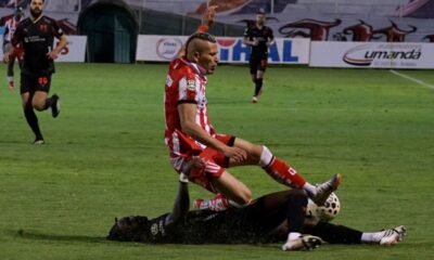 La acción que originó la salida de Ricardo Adé, de Liga de Quito, ante Técnico Universitario. Foto: API
