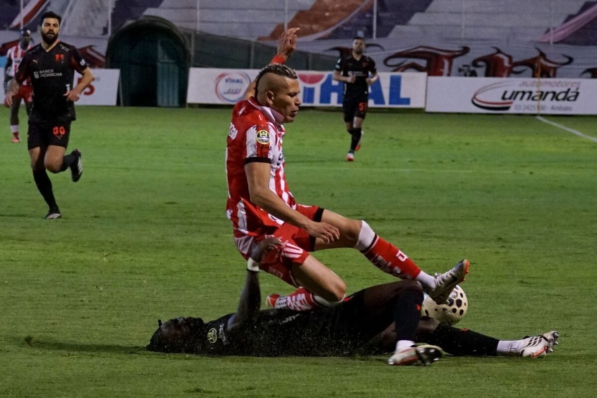 La acción que originó la salida de Ricardo Adé, de Liga de Quito, ante Técnico Universitario. Foto: API