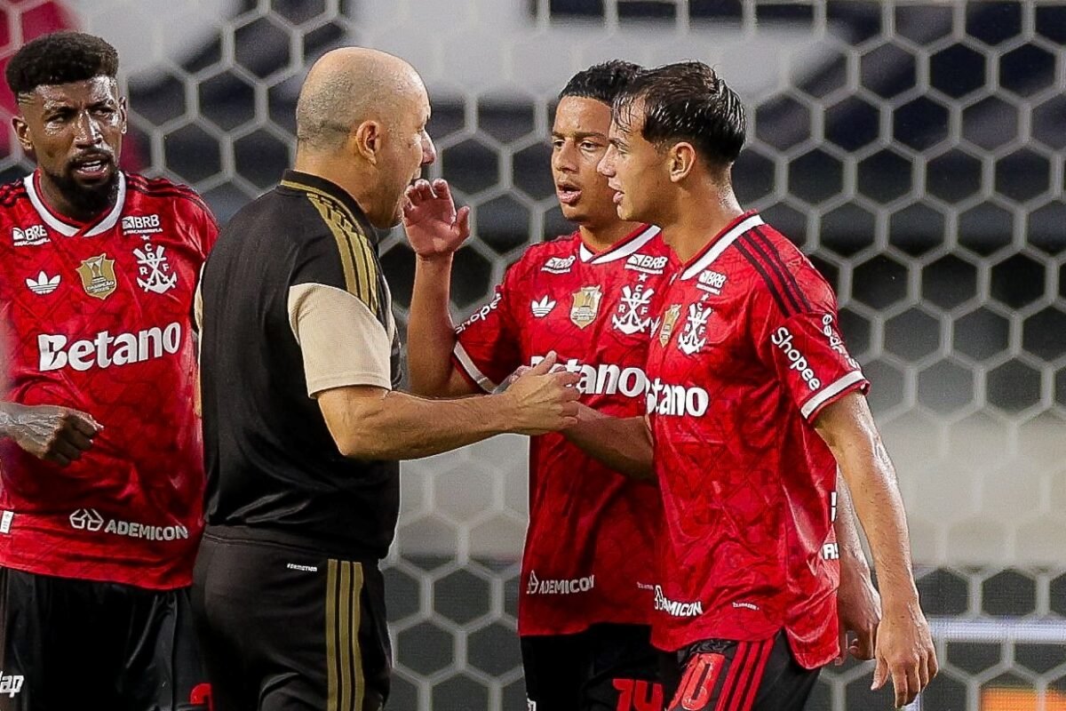 Anthony Valencia y Joaquín Freitas en el partido de Flamengo ante Remo. Foto Flamengo