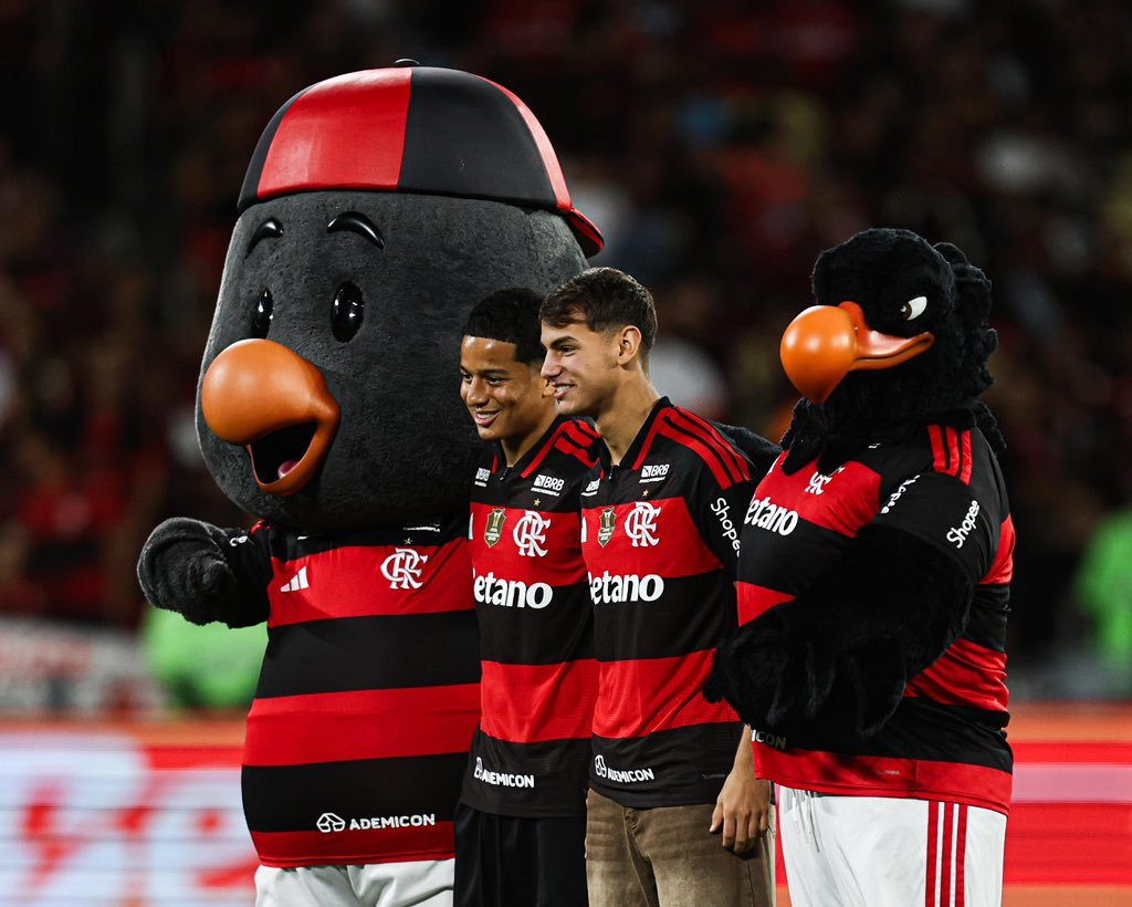 Anthony Valencia y Joaquín Freitas en su recibimiento en el Maracaná Foto: Daniel Brasil en Maracaná