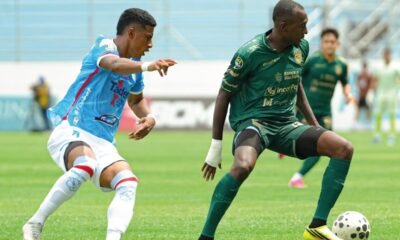 Beder Caicedo, del Orense, ante un jugador del Manta. Foto: Orense