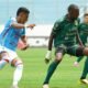 Beder Caicedo, del Orense, ante un jugador del Manta. Foto: Orense