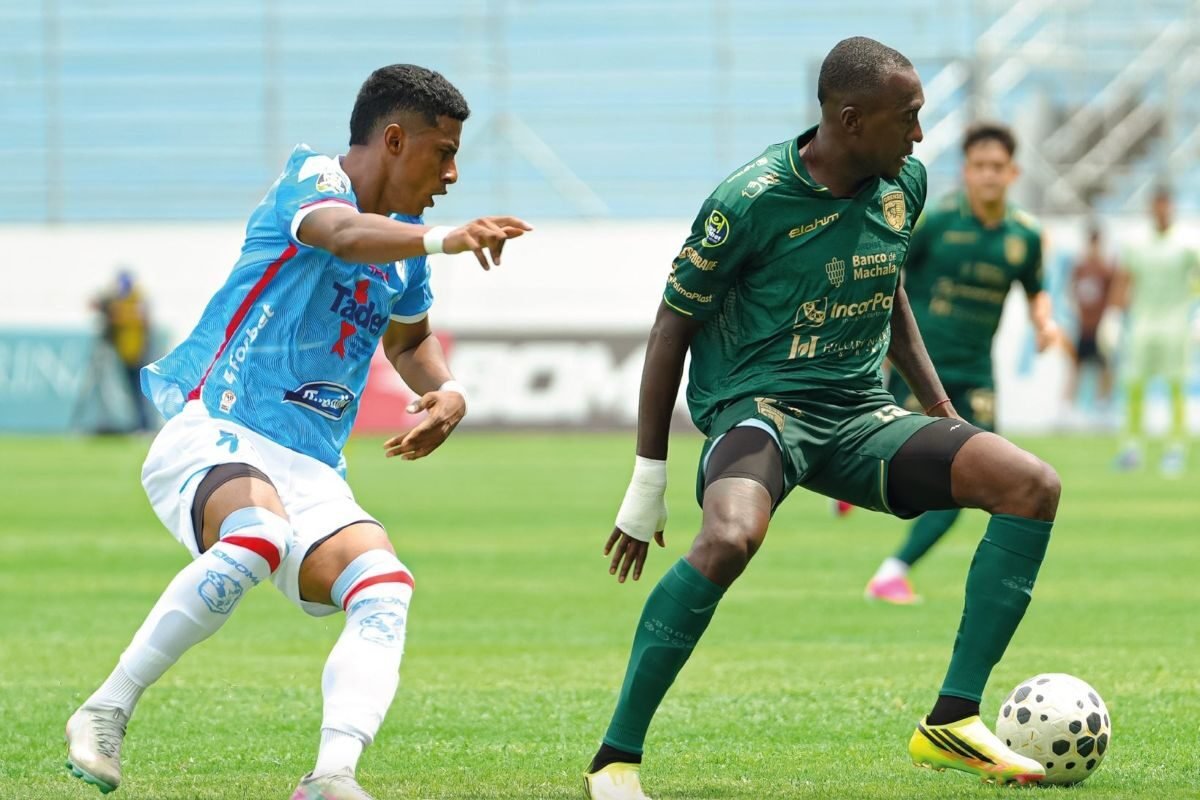 Beder Caicedo, del Orense, ante un jugador del Manta. Foto: Orense