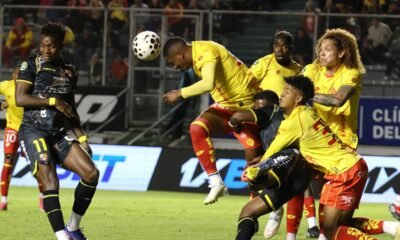 Jugadores de Barcelona SC y Aucas, en el Gonzalo Pozo. Foto: API