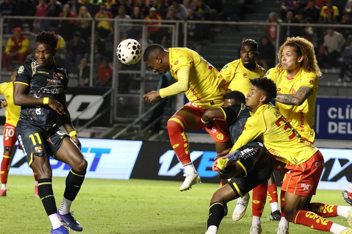 Jugadores de Barcelona SC y Aucas, en el Gonzalo Pozo. Foto: API