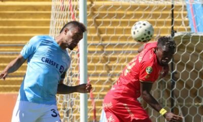 Michael Carcelén, de Aucas, disputa el balón con Luis Canga, de Universidad Católica. Foto: API