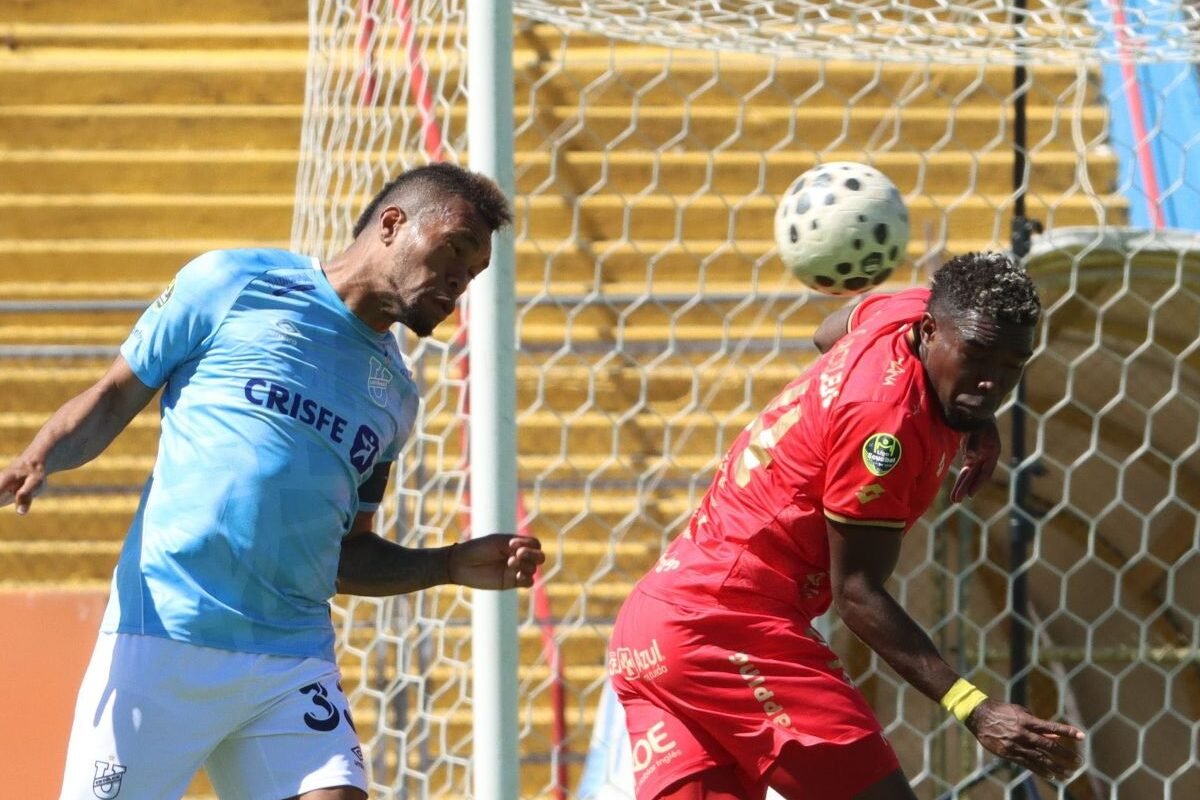 Michael Carcelén, de Aucas, disputa el balón con Luis Canga, de Universidad Católica. Foto: API