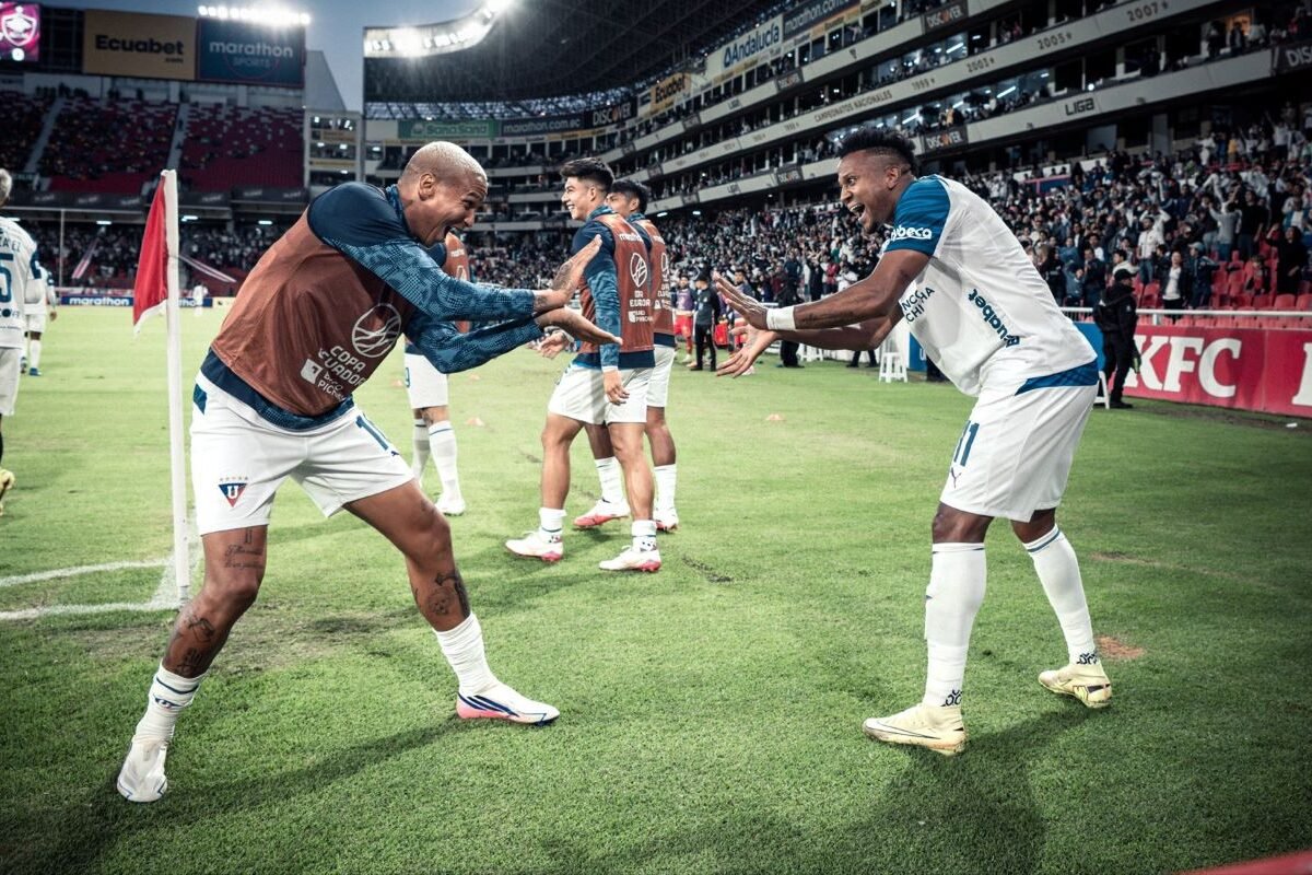 Deyverson y Michael Estrada celebrando el gol ante Aucas en la Copa Ecuador. Foto LDU