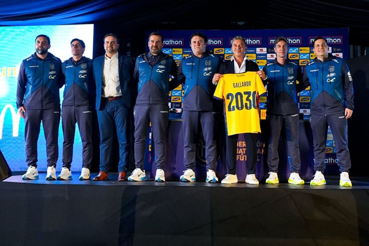 Marcelo Gllardo y su equipo de trabajo en Ecuador. Foto: La Tri