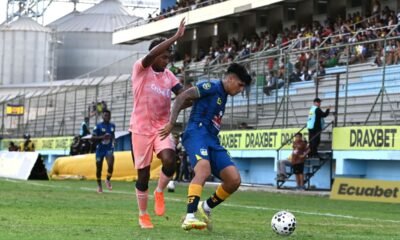 Emiliano Clavijo de U. Católica y Franco Ayunt de Delfín en el partido por la fecha 29 de la LigaPro Foto API