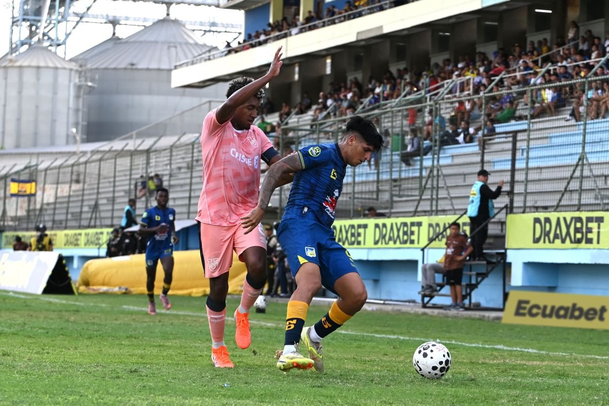 Emiliano Clavijo de U. Católica y Franco Ayunt de Delfín en el partido por la fecha 29 de la LigaPro Foto API
