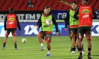Entrenan los jugadores del Deportivo Cuenca. Foto API