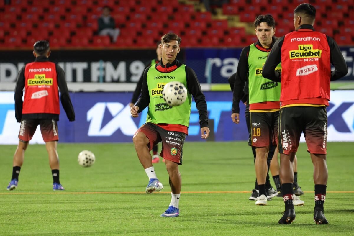 Entrenan los jugadores del Deportivo Cuenca. Foto API