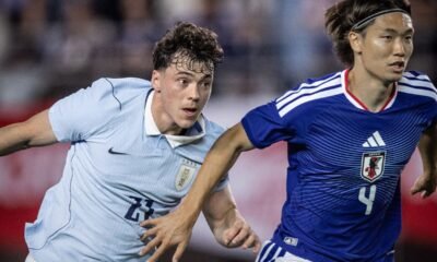 Federico Viñas de Uruguay y Ko Itakura de Japón en el partido amistoso de fecha FIFA. Foto Selección de Uruguay