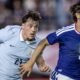 Federico Viñas de Uruguay y Ko Itakura de Japón en el partido amistoso de fecha FIFA. Foto Selección de Uruguay